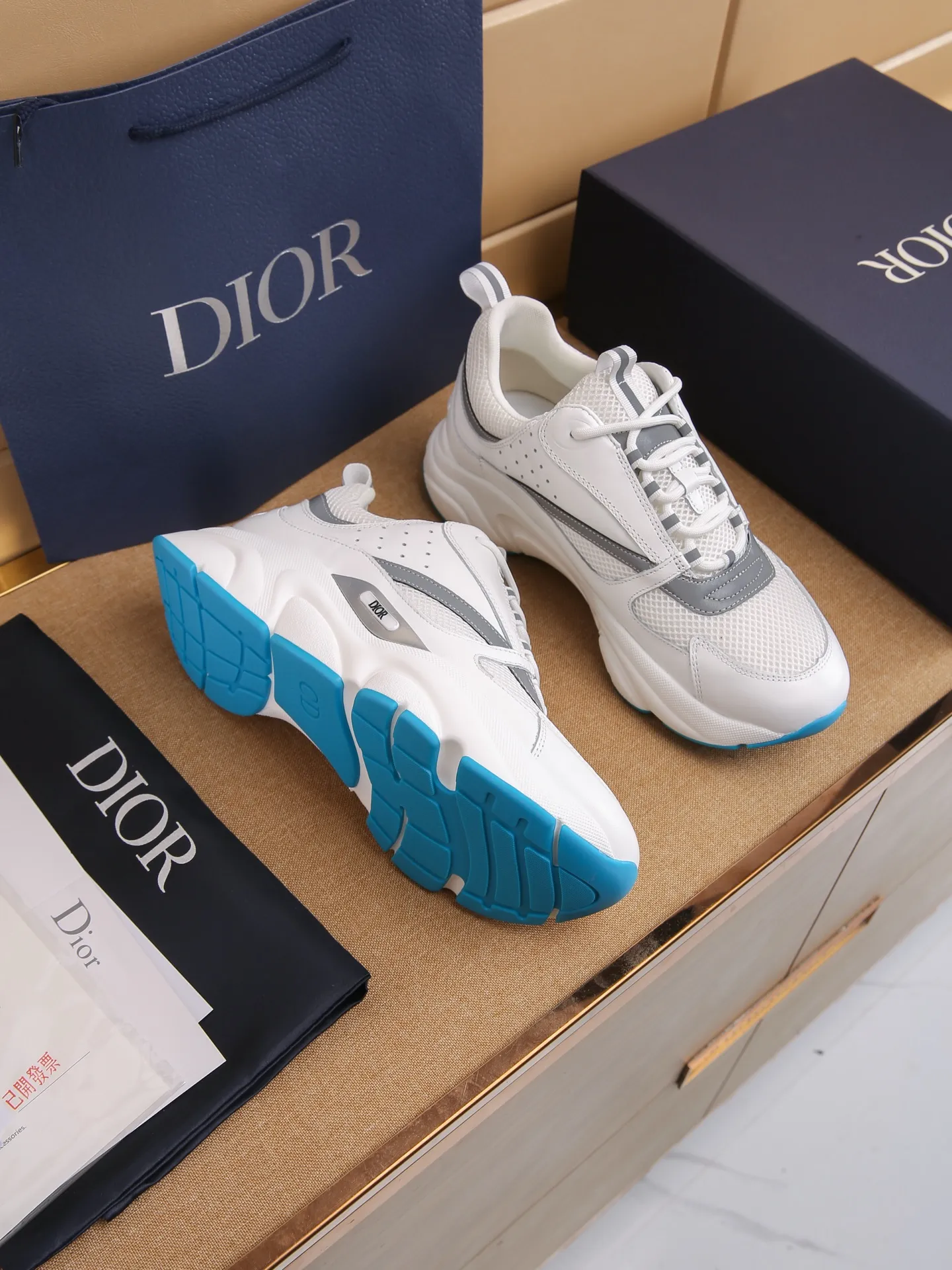 Factory price: 460💰Dior’s top version of D’s b22 men’s sports shoes. Inspired by retro running styles, the chunky low-top silhouette features gray calf leather and blue and white mesh fabric uppers, atop a black, white and blue engraved rubber sole. Nylon ribbon accents the blue mesh tongue and heel counter, and a "dio~" logo appears on the side. Pair it with a suit for a striking contrast and add a sportswear-chic edge to your look. The thick sole can be about 4cm~ Size: 38-45, [46, 47 customized]